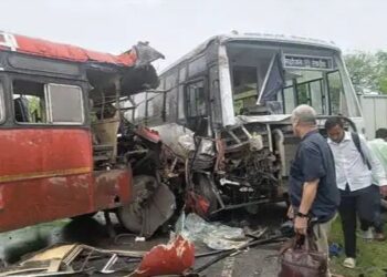 मोठी बातमी ! राज्य परिवहन महामंडळाच्या दोन बस एकमेकांवर आदळल्याने भीषण अपघात ; दोन्ही बसचे चालक गंभीर जखमी तर 18 ते 20 प्रवासीही जखमी, जखमींवर जिल्हा रुग्णालयात उपचार सुरू