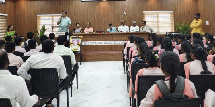 इंग्लिश स्कूल व जुनिअर कॉलेज म्हणजे अनेक पिढ्यांना ज्ञान देणारी मंगळवेढा तालुक्यातील नामवंत संस्था : डॉ. नंदकुमार शिंदे