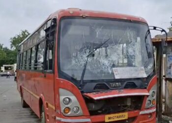 भीषण अपघात ! सिटी बसने चौघांना चिरडले, संतप्त जमावाने फोडली बस ; पोलिसात गुन्हा दाखल, चौघेही एकाच कुटुंबातील, 9 वर्षांचा चिमुकला जागीच ठार तर तिघे गंभीर जखमी, बस सोडून ड्रायव्हर फरार