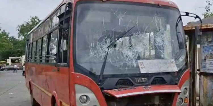 भीषण अपघात ! सिटी बसने चौघांना चिरडले, संतप्त जमावाने फोडली बस ; पोलिसात गुन्हा दाखल, चौघेही एकाच कुटुंबातील, 9 वर्षांचा चिमुकला जागीच ठार तर तिघे गंभीर जखमी, बस सोडून ड्रायव्हर फरार