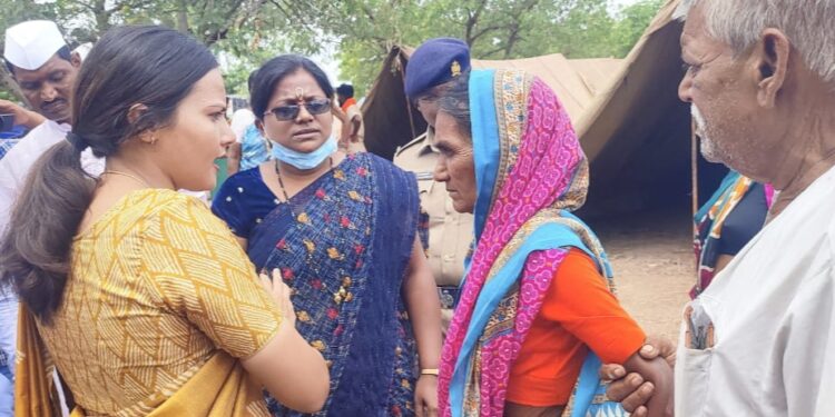 सांगण्याजोगे ! त्या आजारी माऊली बद्दल सोलापूर जिल्हा परिषदेच्या सीईओ मनिषा आव्हाळे यांची आत्मीयता..!