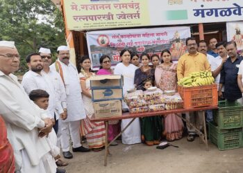 मंगळवेढा येथील संत कान्होपात्रा महिला पतसंस्थेच्या वतीने आषाढी एकादशी निमित्त प्रवासी भाविकांना फराळाचे वाटप