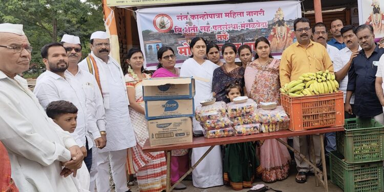 मंगळवेढा येथील संत कान्होपात्रा महिला पतसंस्थेच्या वतीने आषाढी एकादशी निमित्त प्रवासी भाविकांना फराळाचे वाटप
