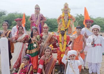 आम्हा लेकरांची विठूमाऊली ! उदयसिंह मोहिते पाटील इंग्लिश मिडीयम स्कूलमध्ये बालदिंडी व रिंगण सोहळा चैतन्यमय वातावरणात संपन्न ; बालचमुंच्या अलौकिक रुपात साक्षात अवतरली पंढरी