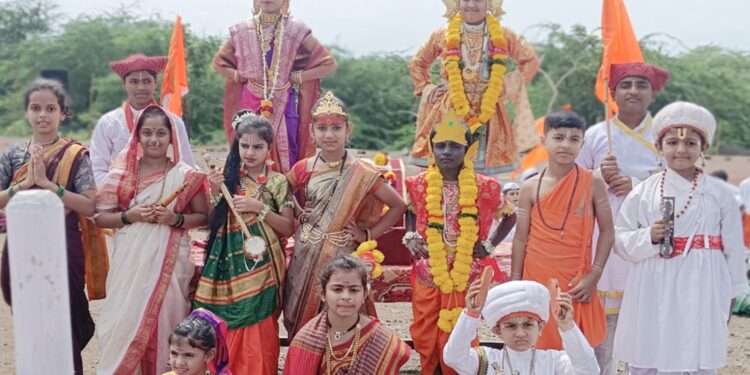 आम्हा लेकरांची विठूमाऊली ! उदयसिंह मोहिते पाटील इंग्लिश मिडीयम स्कूलमध्ये बालदिंडी व रिंगण सोहळा चैतन्यमय वातावरणात संपन्न ; बालचमुंच्या अलौकिक रुपात साक्षात अवतरली पंढरी