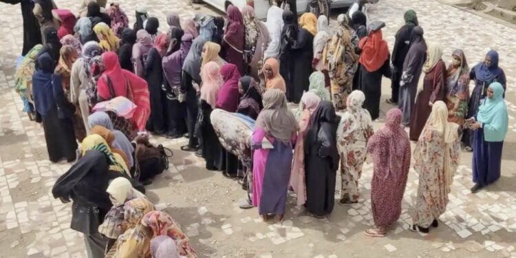 धक्कादायक ! केवळ अन्नासाठी महिलांना सैनिकांसोबत सेक्स करण्यास भाग पाडले जाते ; पोटाची खळगी भरण्यासाठी होतोय शरीराचा व्यापार, अहवालात धक्कादायक खुलासा