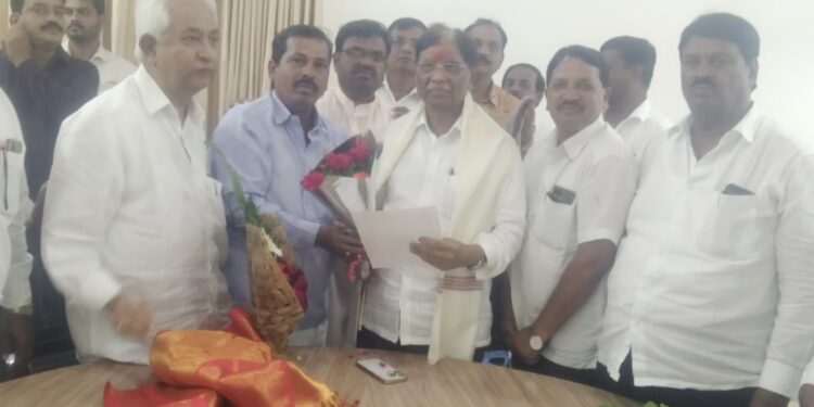 नवनिर्वाचित शिक्षक आमदार ज. मो. अभ्यंकर यांचा सोलापूर जिल्हा प्राथमिक शिक्षक समितीच्या वतीने सत्कार संपन्न