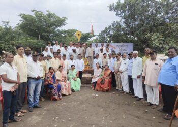 माजी सैनिक संघटना व वारी परिवाराच्या वतीने कारगिल युद्धातील सैनिकांना मंगळवेढ्यात श्रद्धांजली अर्पण ; महेश ढवाण, मल्लय्या स्वामी, सतीश दत्तू, चंगेजखान इनामदार, दिगंबर भगरे यांची उपस्थिती