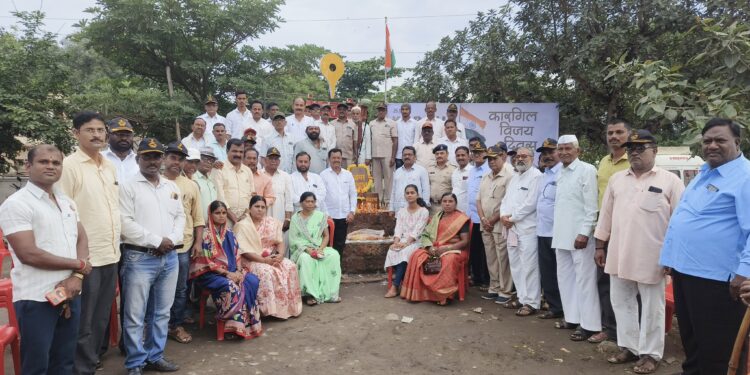 माजी सैनिक संघटना व वारी परिवाराच्या वतीने कारगिल युद्धातील सैनिकांना मंगळवेढ्यात श्रद्धांजली अर्पण ; महेश ढवाण, मल्लय्या स्वामी, सतीश दत्तू, चंगेजखान इनामदार, दिगंबर भगरे यांची उपस्थिती