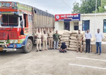 मोठी बातमी ! उमदी येथे सुगंधी तंबाखू व गुटख्याची अवैध वाहतूक करणारा ट्रक पोलिसांनी पकडला, 73 लाख रुपयांचा मुद्देमाल जप्त ; सांगली स्थानिक गुन्हे अन्वेषण विभागाची मोठी कारवाई