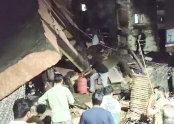 काळ आला होता पण…. ! सलून चालकाला जाग आली आणि वाचले शेकडो लोकांचे प्राण ; बेलापूर मध्ये तीन मजली इमारत कोसळून मोठी दुर्घटना, अनेक लोक ढिगार्‍याखाली अडकल्याची भीती