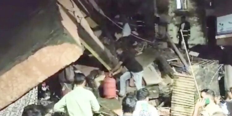 काळ आला होता पण…. ! सलून चालकाला जाग आली आणि वाचले शेकडो लोकांचे प्राण ; बेलापूर मध्ये तीन मजली इमारत कोसळून मोठी दुर्घटना, अनेक लोक ढिगार्याखाली अडकल्याची भीती