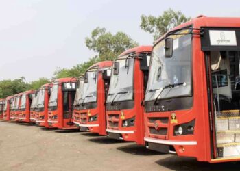 महाराष्ट्रात पुन्हा लालपरीची चाके थांबणार, एसटी कर्मचारी संपावर जाण्याच्या तयारीत ; 2021 मध्ये झाला होता सलग 54 दिवस संप, काय आहेत कर्मचाऱ्यांच्या मागण्या?