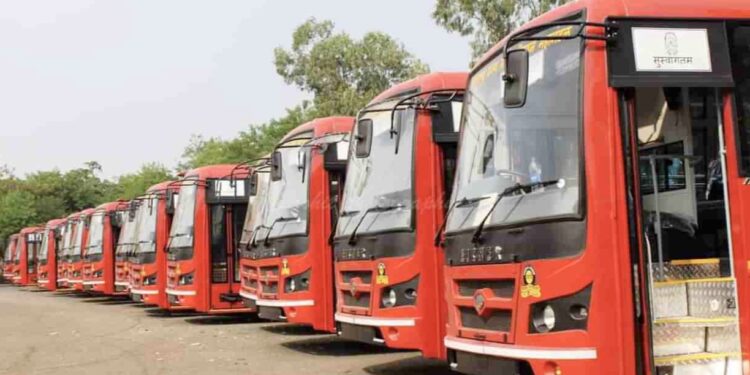 महाराष्ट्रात पुन्हा लालपरीची चाके थांबणार, एसटी कर्मचारी संपावर जाण्याच्या तयारीत ; 2021 मध्ये झाला होता सलग 54 दिवस संप, काय आहेत कर्मचाऱ्यांच्या मागण्या?