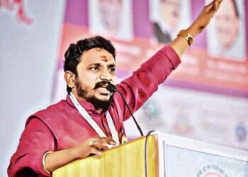 मोठी बातमी ! राज ठाकरेंवर तिखट शब्दात केलेली टीका मनसैनिकांना झोंबली ; राष्ट्रवादीच्या आमदाराची गाडी फोडली, अमोल मिटकरी यांच्यावर मनसैनिकांचा हल्ला, राष्ट्रवादी व मनसे संघर्ष तीव्र होण्याची चिन्हे