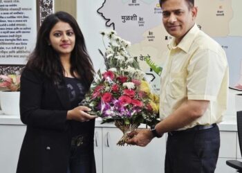 प्रोबेशन कालावधी दरम्यान चमकोगिरी करणाऱ्या आयएएस अधिकारी पूजा खेडकर यांची पुण्याहून थेट वाशीमला बदली ; पदाचा गैरवापर करणे पडले महागात