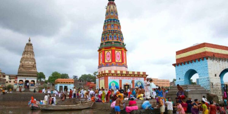 मंगळवेढा येथील उदयसिंह मोहिते पाटील इंग्लिश मिडीयम स्कूलमध्ये बालदिंडी व रिंगण सोहळा चैतन्यमय वातावरणात संपन्न ; बालचमुंच्या अलौकिक रुपात साक्षात अवतरली पंढरी