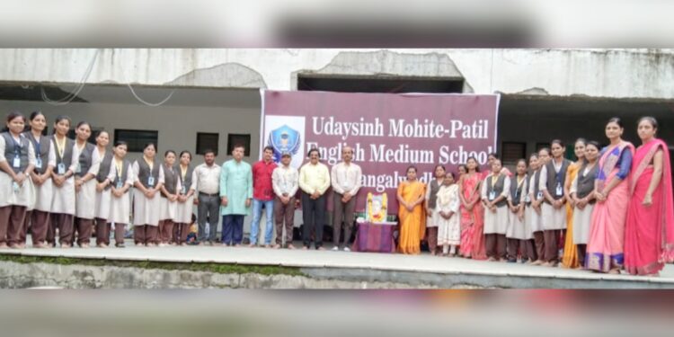 उदयसिंह मोहिते पाटील इंग्लिश मिडीयम स्कूल मंगळवेढा येथे लोकशाहीर अण्णाभाऊ साठे जयंती उत्साहात साजरी