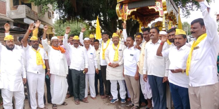 जत तालुक्यातील माडग्याळ येथे माजी मंत्री अण्णासाहेब डांगे यांच्या नेतृत्वातील पुण्यश्लोक अहिल्यादेवी होळकर संदेश यात्रेचे मोठ्या उत्साहात स्वागत