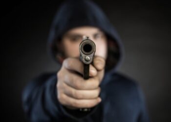 वृद्धाला रिव्हॉल्वरचा धाक दाखवून मारहाण, पाच आरोपींना अटक, चार दिवसांची पोलीस कोठडी ; आरोपींच्या अटकेसाठी ग्रामस्थांचे आंदोलन, कुंभारी गावात तणावपूर्ण शांतता