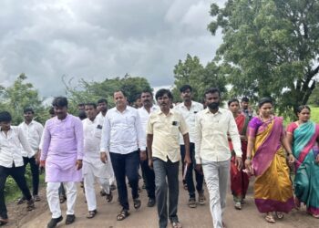 तमनगौडा रवीपाटील यांच्या जनकल्याण संवाद पदयात्रेत जिल्हा मध्यवर्ती सहकारी बँकेचे संचालक प्रकाश जमदाडे, उमराणीचे संस्थानिक अमोलसिंह डफळे सहभागी