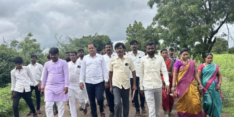 तमनगौडा रवीपाटील यांच्या जनकल्याण संवाद पदयात्रेत जिल्हा मध्यवर्ती सहकारी बँकेचे संचालक प्रकाश जमदाडे, उमराणीचे संस्थानिक अमोलसिंह डफळे सहभागी