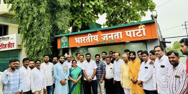 कर्नाटकच्या माजी मंत्री व निपाणीच्या आमदार शशिकला जोल्ले यांची भारतीय जनता पार्टीचे नेते डॉ. सार्थक हिट्टी यांच्या निवासस्थानी सदिच्छा भेट