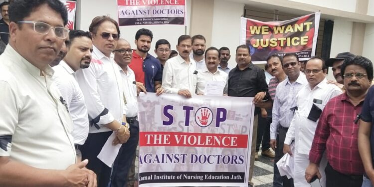 कोलकत्ता घटनेच्या निषेधार्थ जतमध्ये डॉक्टर संघटनांची निषेध रॅली ; प्रांताधिकार्‍यांना दिले निवेदन, दोषीवर जलद कारवाई करुन कठोर शिक्षा करण्याची केली मागणी