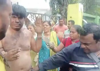 संतापजनक ! खासगी ट्युशन क्लासमध्ये अल्पवयीन मुलीचा लैंगिक छळ ; शिक्षकाला बेदम चोप देत नागरिकांनी काढली धिंड, धक्कादायक प्रकाराने पालक चिंतेत