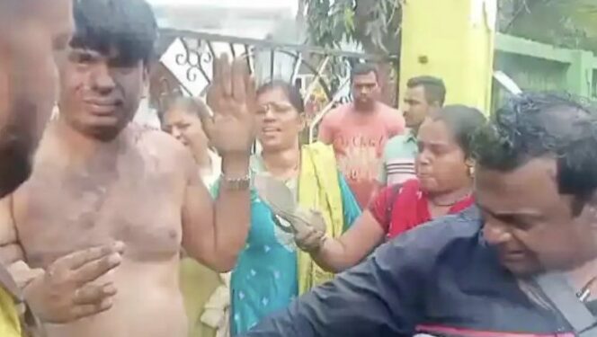 संतापजनक ! खासगी ट्युशन क्लासमध्ये अल्पवयीन मुलीचा लैंगिक छळ ; शिक्षकाला बेदम चोप देत नागरिकांनी काढली धिंड, धक्कादायक प्रकाराने पालक चिंतेत