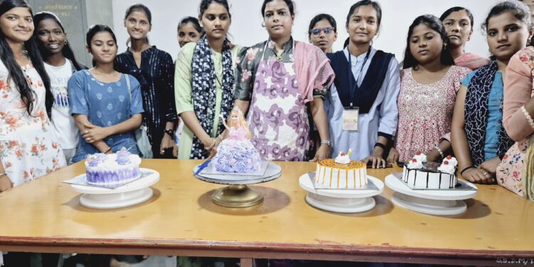 मंगळवेढा येथील श्री संत दामाजी महाविद्यालयामध्ये कौशल्य विकास केंद्र अंतर्गत केक मेकिंग कोर्स संपन्न ; माधुरी गवळी यांनी विद्यार्थिनींना दिले केक मेकिंगचे धडे