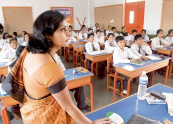 गुरुजींचे आंदोलन ! राज्यातील 40 हजार प्राथमिक शाळा आज बंद राहणार ; महाराष्ट्रातील पावणेदोन लाख प्राथमिक शिक्षक सामूहिक रजेवर, नेमके प्रकरण आहे तरी काय?