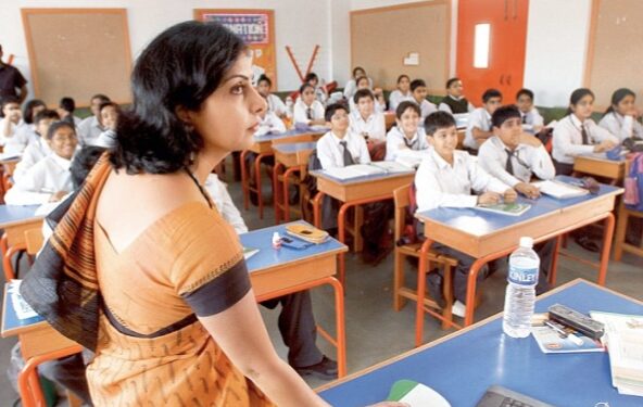 गुरुजींचे आंदोलन ! राज्यातील 40 हजार प्राथमिक शाळा आज बंद राहणार ; महाराष्ट्रातील पावणेदोन लाख प्राथमिक शिक्षक सामूहिक रजेवर, नेमके प्रकरण आहे तरी काय?