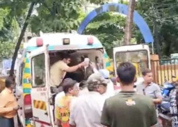 धक्कादायक ! भर बाजारात पतीने अंगावर पेट्रोल टाकून पत्नीला पेटवले, घटनेत 35 वर्षीय महिलेचा मृत्यू ; हृदय पिळवटून टाकणाऱ्या घटनेने महाराष्ट्र हादरला, फरार पतीच्या पोलिसांनी आवळल्या मुसक्या