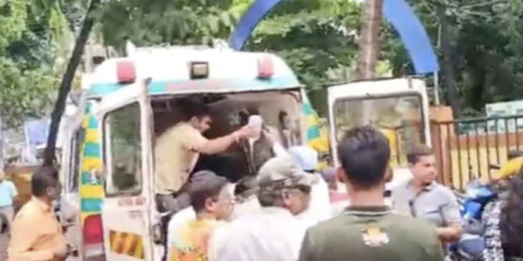 धक्कादायक ! भर बाजारात पतीने अंगावर पेट्रोल टाकून पत्नीला पेटवले, घटनेत 35 वर्षीय महिलेचा मृत्यू ; हृदय पिळवटून टाकणाऱ्या घटनेने महाराष्ट्र हादरला, फरार पतीच्या पोलिसांनी आवळल्या मुसक्या