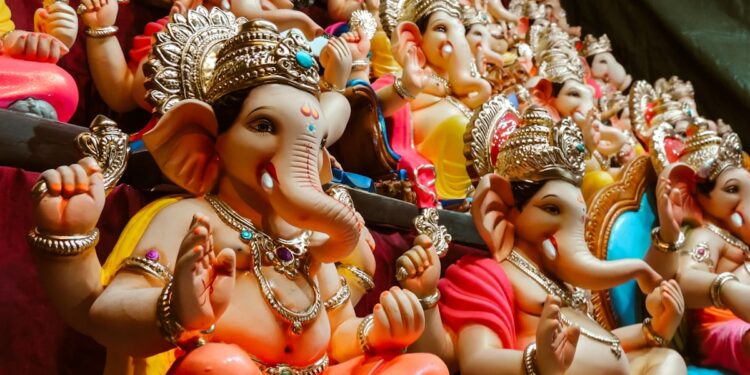 गणेश चतुर्थी 2024 ! शनिवारी सर्वत्र गणपती बाप्पाचे वाजत गाजत होतेय आगमन ; उद्या ‘या’ वेळेतच करा बाप्पाची प्रतिष्ठापना, सार्वजनिक गणेशोत्सव मंडळांनी प्रतिष्ठापना कधी करावी? पंचांगकर्ते मोहन दाते यांनी सांगितला शुभमुहूर्त