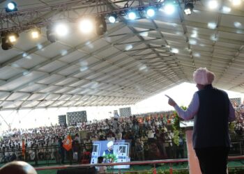 देवाभाऊ जो बोलता है.. वही करता है ! दुष्काळी तालुका हा कलंक पुसण्यासाठी समाधान आवताडे यांना पुन्हा एकदा आशीर्वाद द्या : देवेंद्र फडणवीस, पंढरपूर मंगळवेढा मतदारसंघातून फडणवीसांकडून आवताडेंची उमेदवारी जाहीर