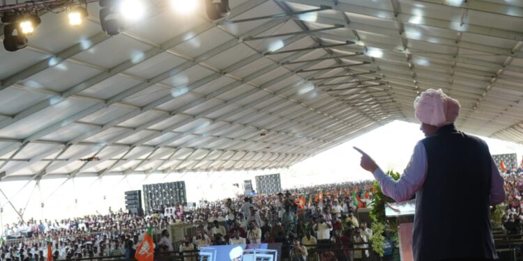 देवाभाऊ जो बोलता है.. वही करता है ! दुष्काळी तालुका हा कलंक पुसण्यासाठी समाधान आवताडे यांना पुन्हा एकदा आशीर्वाद द्या : देवेंद्र फडणवीस, पंढरपूर मंगळवेढा मतदारसंघातून फडणवीसांकडून आवताडेंची उमेदवारी जाहीर