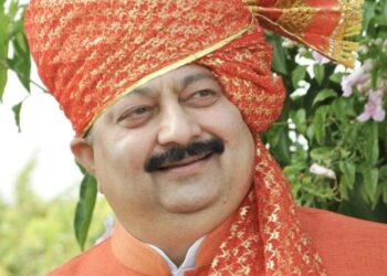 राष्ट्रवादीला सोलापूर जिल्ह्यात सर्वात मोठा धक्का ! उपमुख्यमंत्री अजित पवारांचे निकटवर्तीय व राष्ट्रवादीचे सोलापूर जिल्हाध्यक्ष दीपकआबा साळुंखे यांचा पक्षाला रामराम ; सांगोला विधानसभेच्या मैदानात उतरणार, आमदार शहाजी बापूंचे टेन्शन वाढले