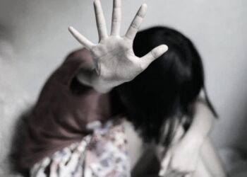 धक्कादायक ! घरासमोर खेळत असलेल्या गतिमंद मुलीला उचलून नेत केला बलात्कार ; शारीरिक संबंधाचे चित्रीकरणही केले, संतापजनक घटनेने महाराष्ट्र पुन्हा हादरला