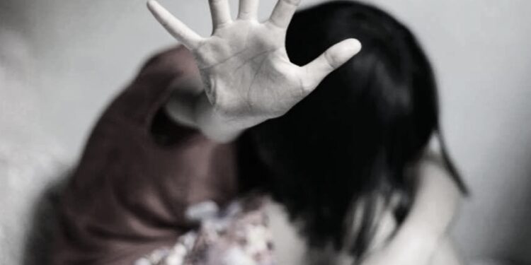 धक्कादायक ! घरासमोर खेळत असलेल्या गतिमंद मुलीला उचलून नेत केला बलात्कार ; शारीरिक संबंधाचे चित्रीकरणही केले, संतापजनक घटनेने महाराष्ट्र पुन्हा हादरला