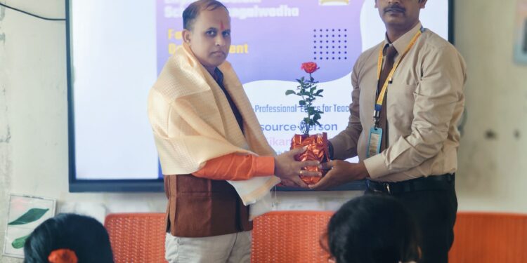 उदयसिंह मोहिते पाटील इंग्लिश मिडियम प्रशालेत शिक्षकांसाठी फॅकल्टी डेव्हलपमेंट प्रोग्रॅम संपन्न ; प्राचार्य सिकंदर पाटील, जिल्हाध्यक्ष सुरेश पवार यांची प्रमुख उपस्थिती