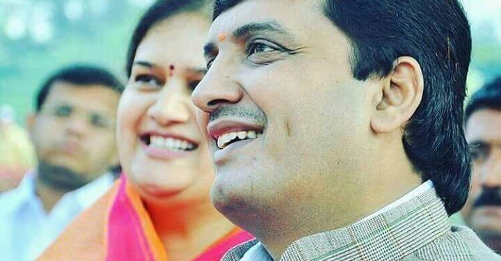 खासदार धनंजय महाडिक यांच्या भीमा परिवारात फूट ; भीमा सहकारी साखर कारखान्याचे उपाध्यक्ष व महाडिकांचे विश्वासू सहकारी सतीश जगताप यांचा महाविकास आघाडीचे उमेदवार राजू खरे यांना पाठिंबा