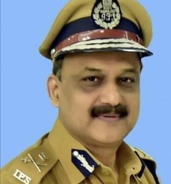 फणसाळकर महाराष्ट्र पोलिसांचे नवे कारभारी ! मुंबई पोलीस आयुक्त विवेक फणसाळकर यांच्याकडे राज्याच्या पोलिस महासंचालक पदाचा अतिरिक्त कार्यभार ; कोण आहेत विवेक फणसाळकर ?