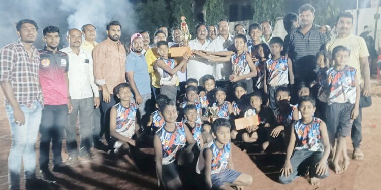 अभिमानास्पद ! जिल्हास्तरीय किशोरवयीन खो-खो स्पर्धेत मंगळवेढा तालुक्यातील मरवडे येथील छत्रपती खो-खो क्लबला विजेतेपद ; खेळाडूंवर ग्रामस्थांकडून अभिनंदनाचा वर्षाव 