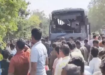 धक्कादायक ! राज्य परिवहन महामंडळाच्या शिवशाही बस अपघातातील मृतांची संख्या वाढली ; राष्ट्रपती द्रौपदी मुर्मू, पंतप्रधान नरेंद्र मोदी, माजी मुख्यमंत्री देवेंद्र फडणवीस यांचेकडून शोक व्यक्त