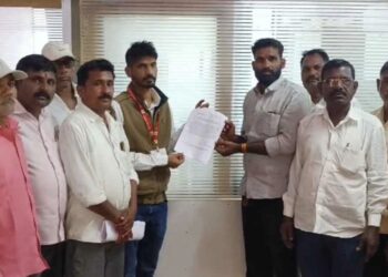 मोठी बातमी ! चक्क विजयी उमेदवाराच्या समर्थकांनीच घेतला संशय, नेता जिंकला तरीही कार्यकर्त्यांचा EVM वर आक्षेप ; सोलापूर जिल्ह्यातील ‘या’ गावात 3 डिसेंबरला होणार बॅलेट पेपरवर मतदान