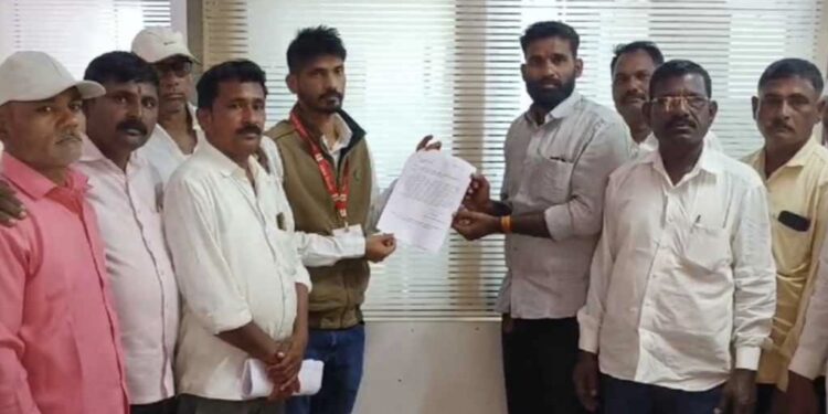 मोठी बातमी ! चक्क विजयी उमेदवाराच्या समर्थकांनीच घेतला संशय, नेता जिंकला तरीही कार्यकर्त्यांचा EVM वर आक्षेप ; सोलापूर जिल्ह्यातील ‘या’ गावात 3 डिसेंबरला होणार बॅलेट पेपरवर मतदान