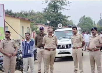 वर्दीचा धाक ! खबरदार… एक जरी मत पडलं तर… पोलिसांनी दिली अखेरची वॉर्निंग आणि मारकडवाडीतील बॅलेट पेपरवर होणारी मतदान प्रक्रिया रद्द ; पोलिसांनी ‘उत्तम’ काम केल्याने प्रशासनाचे टेन्शन झाले कमी