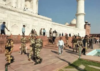 मोठी बातमी ! जगप्रसिद्ध ऐतिहासिक ताजमहाल बॉम्बने उडवण्याची धमकी ; बॉम्बशोधक पथक घटनास्थळी दाखल, ताजमहालच्या सुरक्षा व्यवस्थेत मोठी वाढ